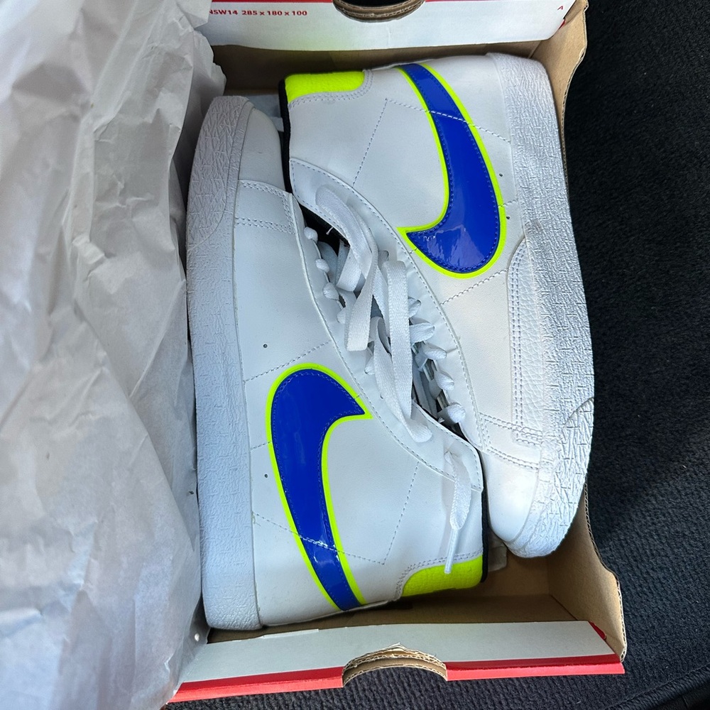 *BRAND NEW NEVER WORN* 
Nike Blazer Mid in MINT condition 
Boys SIZE 5Y